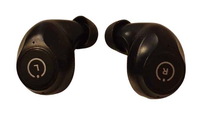 A pair of Enacfire E60 earbuds 