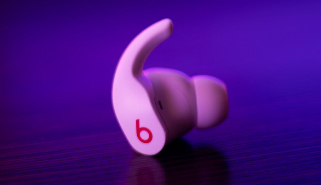 Как подключить наушники Beats Earbuds или наушники к телефону и ...