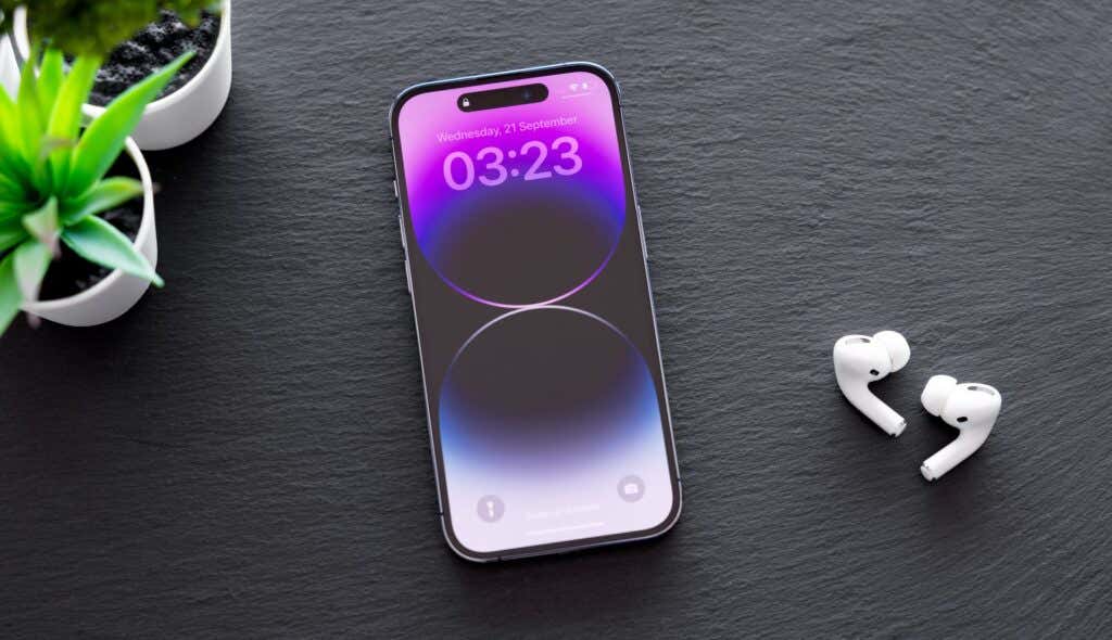 How to Change the Font and Color of the Time on Your iPhone Lock Screen image 1
